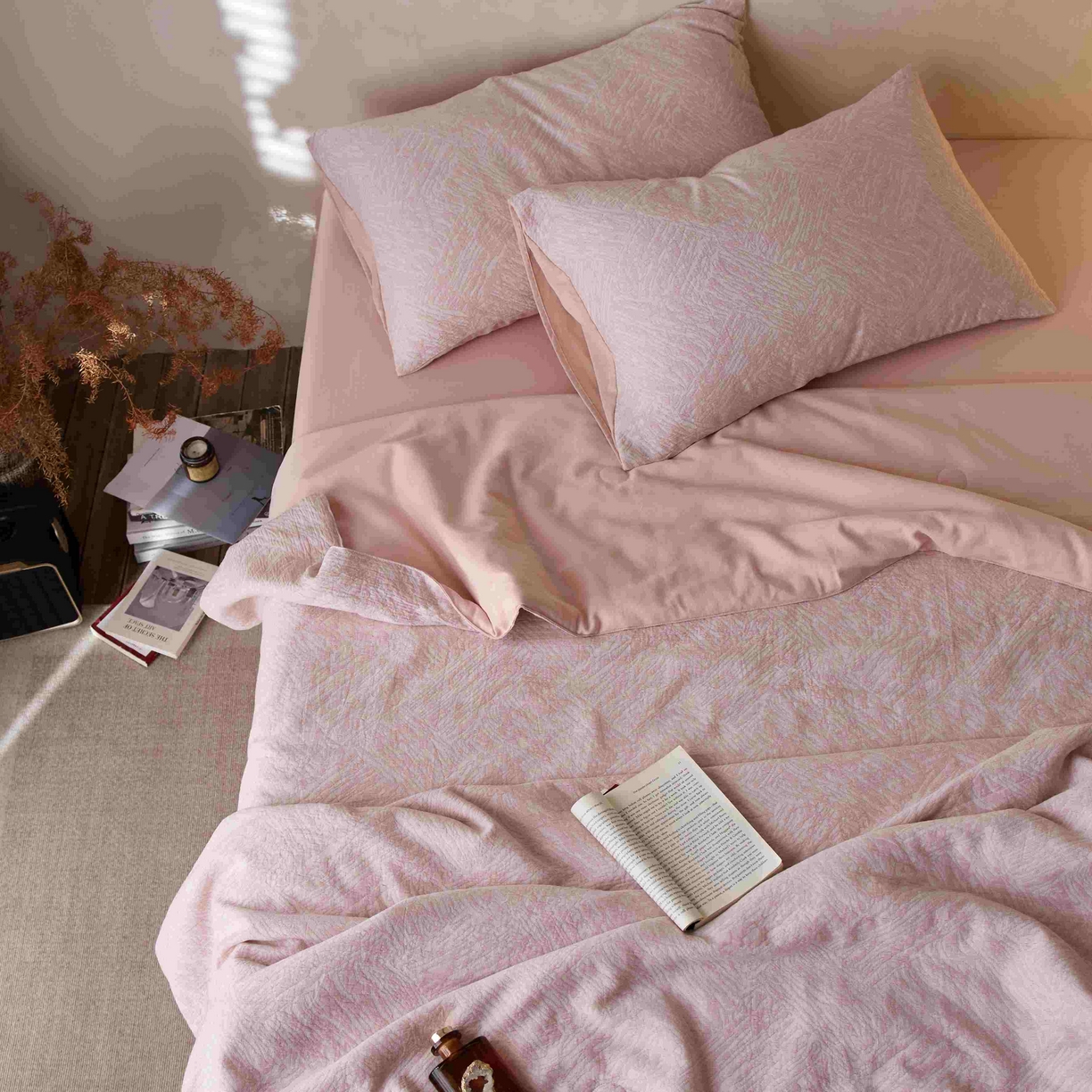 91家纺网 家纺一手货源 找家纺 梦享生活家居 2025新款色织三层提花夏被 缤纷粉