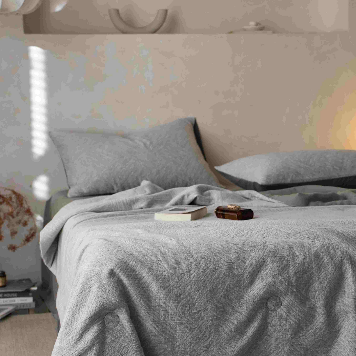 91家纺网 家纺一手货源 找家纺 梦享生活家居 2025新款色织三层提花夏被 缤纷灰