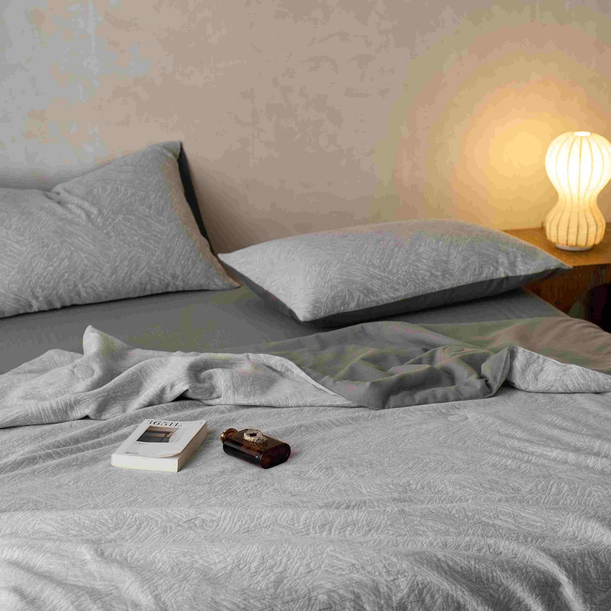 91家纺网 家纺一手货源 找家纺 梦享生活家居 2025新款色织三层提花夏被 缤纷灰