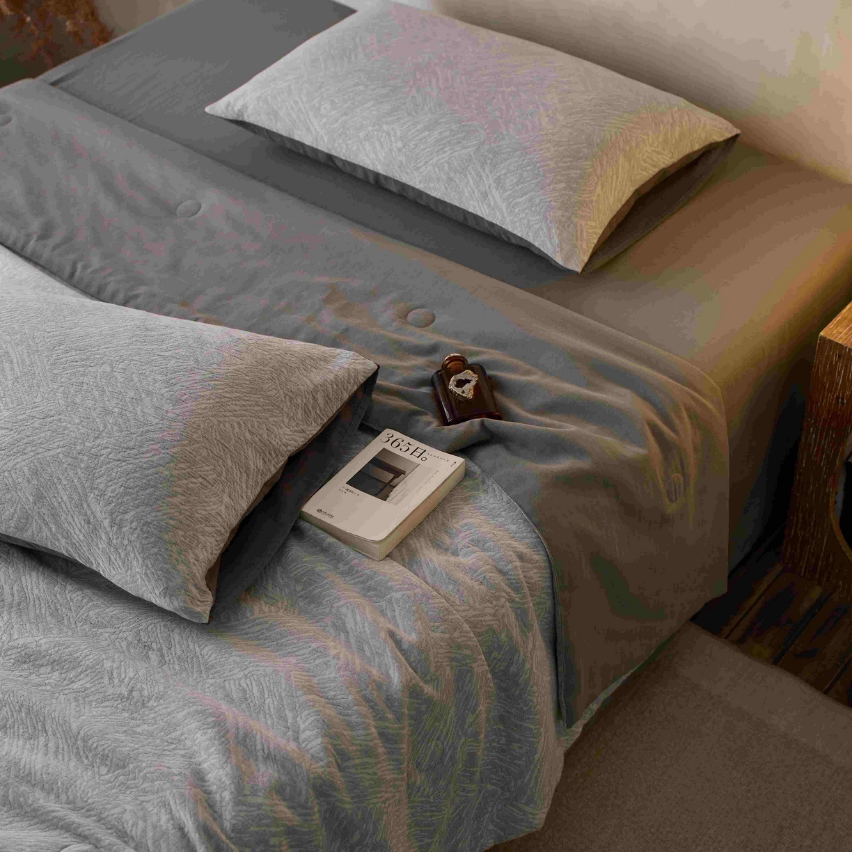 91家纺网 家纺一手货源 找家纺 梦享生活家居 2025新款色织三层提花夏被 缤纷灰