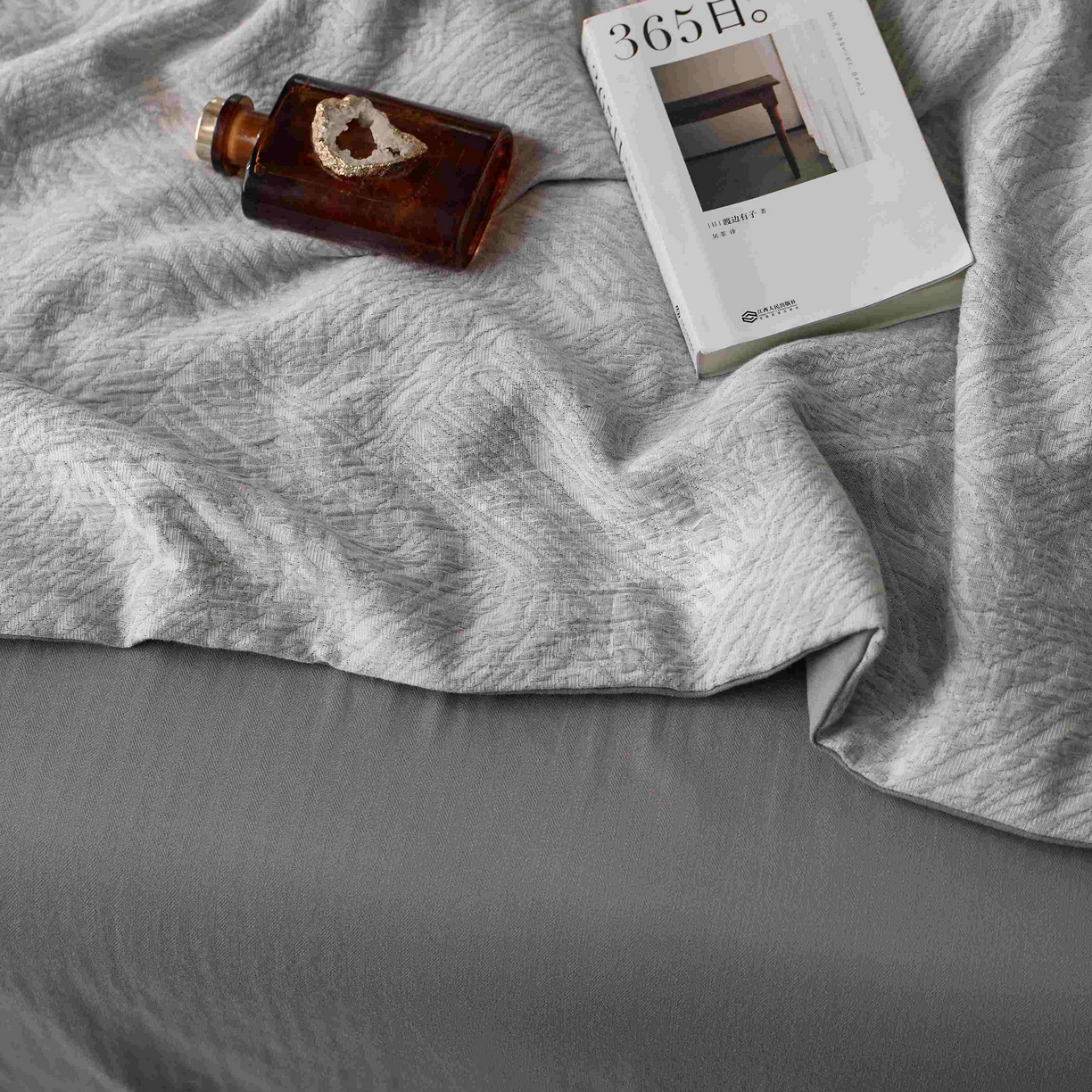 91家纺网 家纺一手货源 找家纺 梦享生活家居 2025新款色织三层提花夏被 缤纷灰