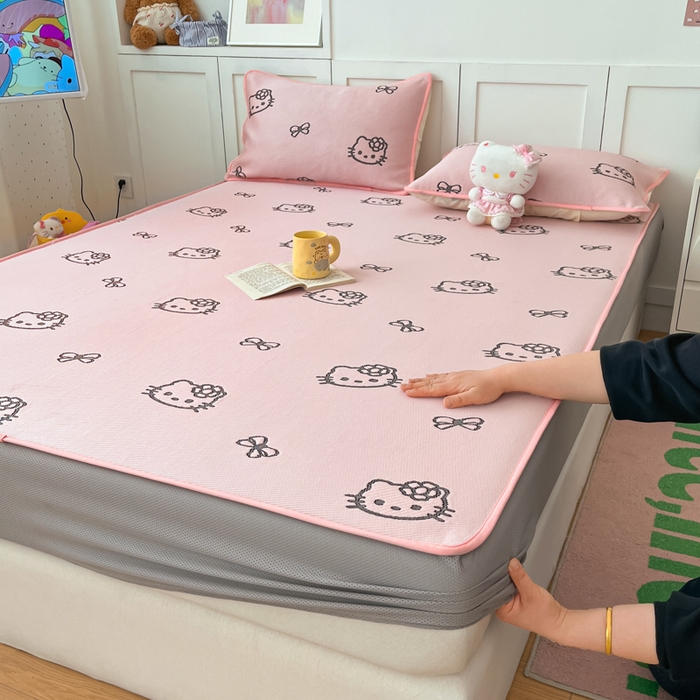 91家纺网 家纺一手货源 找家纺 金爱家 2025新款A类三丽鸥授权kitty凉感中分子PE果冻席玛卡龙撞色空调软席凉席 PE果冻席-Kitty粉黑