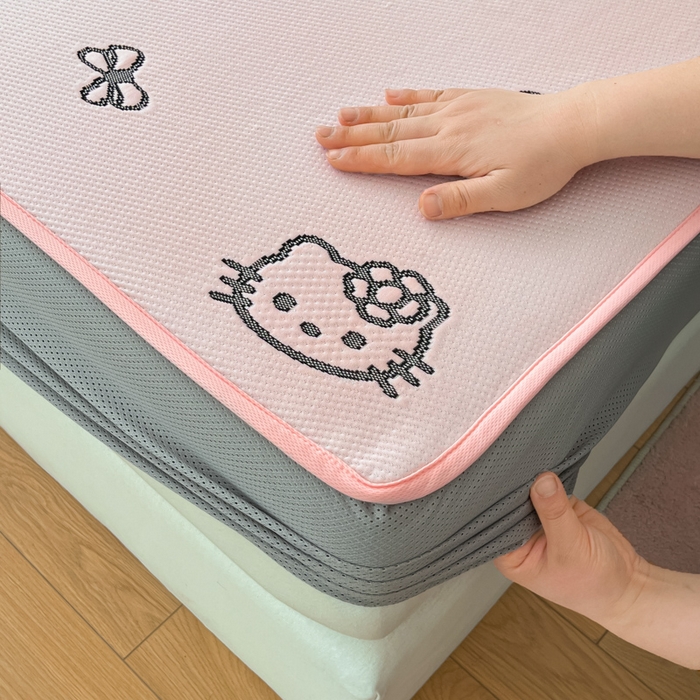 91家纺网 家纺一手货源 找家纺 金爱家 2025新款A类三丽鸥授权kitty凉感中分子PE果冻席玛卡龙撞色空调软席凉席 PE果冻席-Kitty粉黑