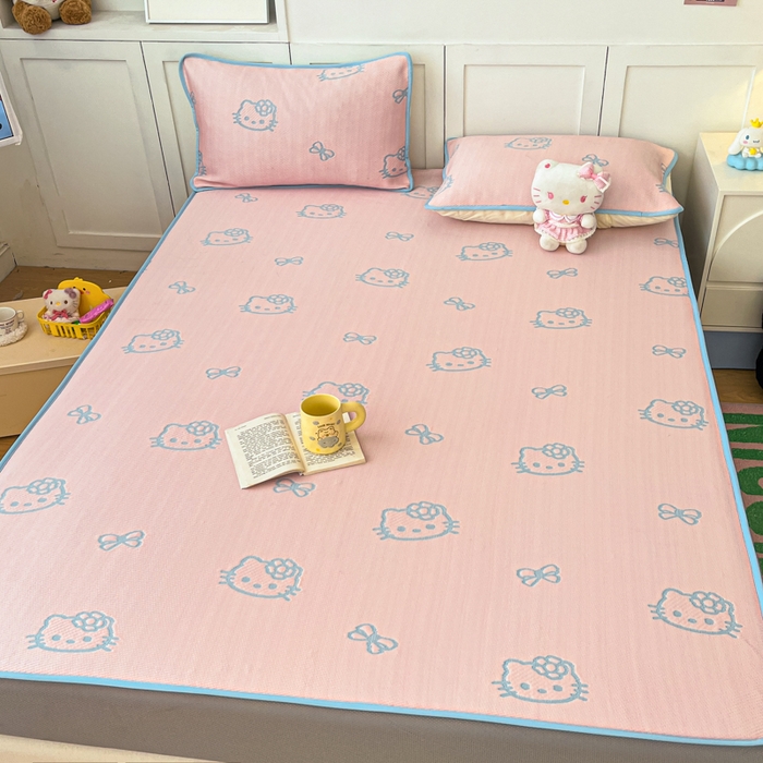 91家纺网 家纺一手货源 找家纺 金爱家 2025新款A类三丽鸥授权kitty凉感中分子PE果冻席玛卡龙撞色空调软席凉席 PE果冻席-Kitty粉蓝