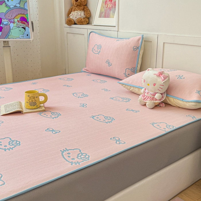 91家纺网 家纺一手货源 找家纺 金爱家 2025新款A类三丽鸥授权kitty凉感中分子PE果冻席玛卡龙撞色空调软席凉席 PE果冻席-Kitty粉蓝