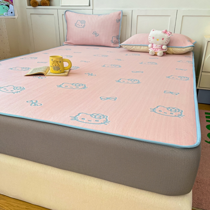 91家纺网 家纺一手货源 找家纺 金爱家 2025新款A类三丽鸥授权kitty凉感中分子PE果冻席玛卡龙撞色空调软席凉席 PE果冻席-Kitty粉蓝