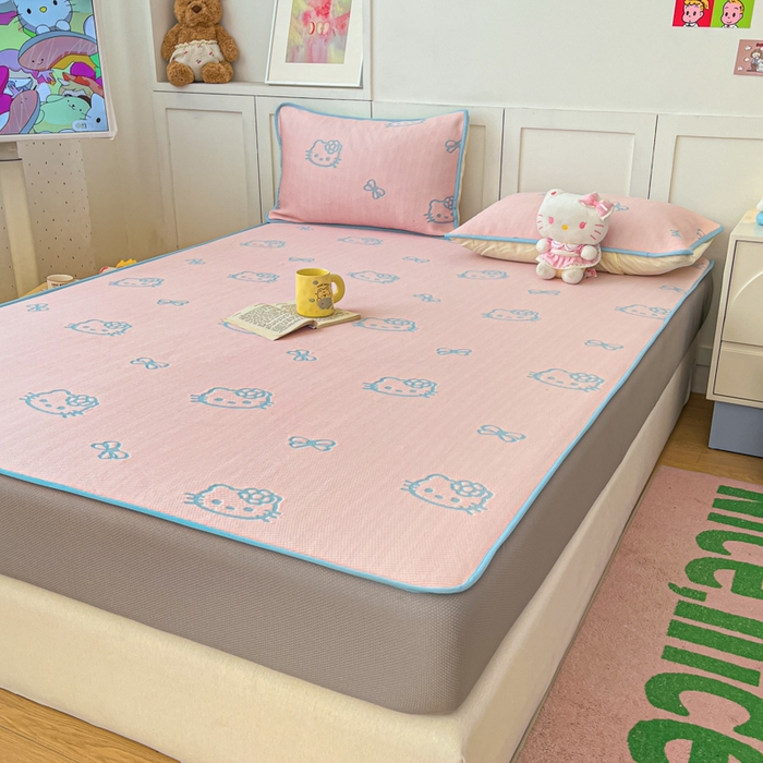 91家纺网 家纺一手货源 找家纺 金爱家 2025新款A类三丽鸥授权kitty凉感中分子PE果冻席玛卡龙撞色空调软席凉席 PE果冻席-Kitty粉蓝