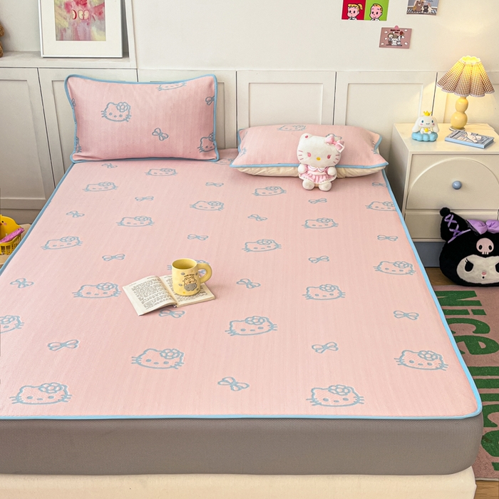 91家纺网 家纺一手货源 找家纺 金爱家 2025新款A类三丽鸥授权kitty凉感中分子PE果冻席玛卡龙撞色空调软席凉席 PE果冻席-Kitty粉蓝