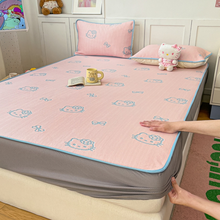 91家纺网 家纺一手货源 找家纺 金爱家 2025新款A类三丽鸥授权kitty凉感中分子PE果冻席玛卡龙撞色空调软席凉席 PE果冻席-Kitty粉蓝