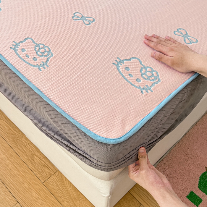 91家纺网 家纺一手货源 找家纺 金爱家 2025新款A类三丽鸥授权kitty凉感中分子PE果冻席玛卡龙撞色空调软席凉席 PE果冻席-Kitty粉蓝