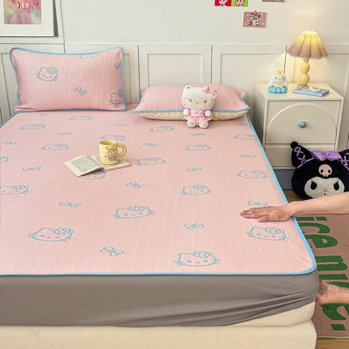 91家纺网 家纺一手货源 找家纺 金爱家 2025新款A类三丽鸥授权kitty凉感中分子PE果冻席玛卡龙撞色空调软席凉席 PE果冻席-Kitty粉蓝