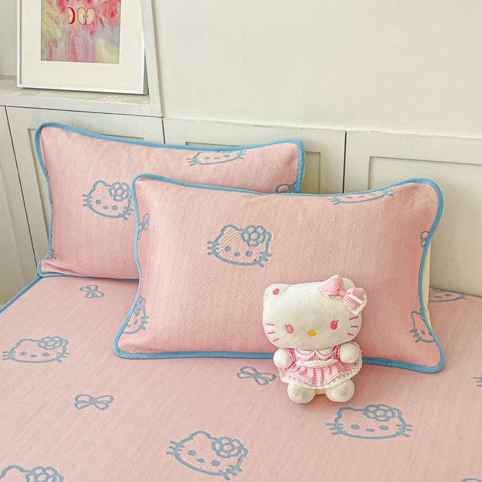 91家纺网 家纺一手货源 找家纺 金爱家 2025新款A类三丽鸥授权kitty凉感中分子PE果冻席玛卡龙撞色空调软席凉席 PE果冻席-Kitty粉蓝