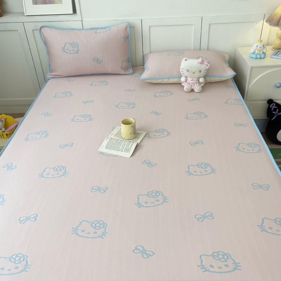 91家纺网 家纺一手货源 找家纺 金爱家 2025新款A类三丽鸥授权kitty凉感中分子PE果冻席玛卡龙撞色空调软席凉席 PE果冻席-Kitty粉蓝