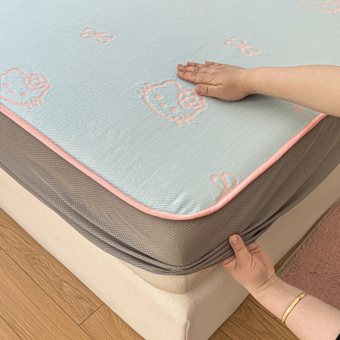 91家纺网 家纺一手货源 找家纺 金爱家 2025新款A类三丽鸥授权kitty凉感中分子PE果冻席玛卡龙撞色空调软席凉席 PE果冻席-Kitty蓝粉