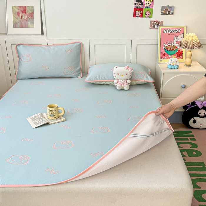 91家纺网 家纺一手货源 找家纺 金爱家 2025新款A类三丽鸥授权kitty凉感中分子PE果冻席玛卡龙撞色空调软席凉席 PE果冻席-Kitty蓝粉