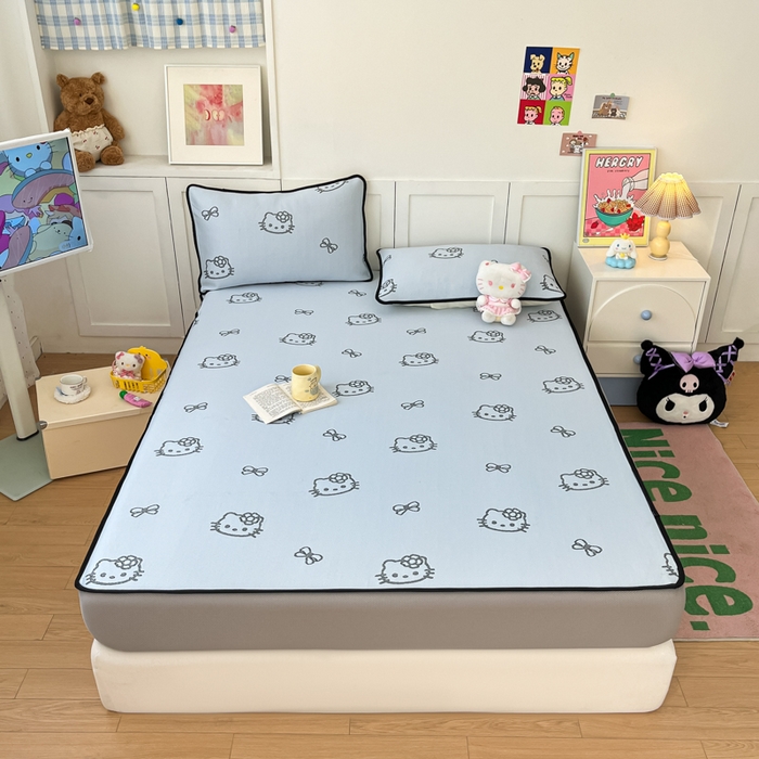 91家纺网 家纺一手货源 找家纺 金爱家 2025新款A类三丽鸥授权kitty凉感中分子PE果冻席玛卡龙撞色空调软席凉席 PE果冻席-Kitty蓝黑