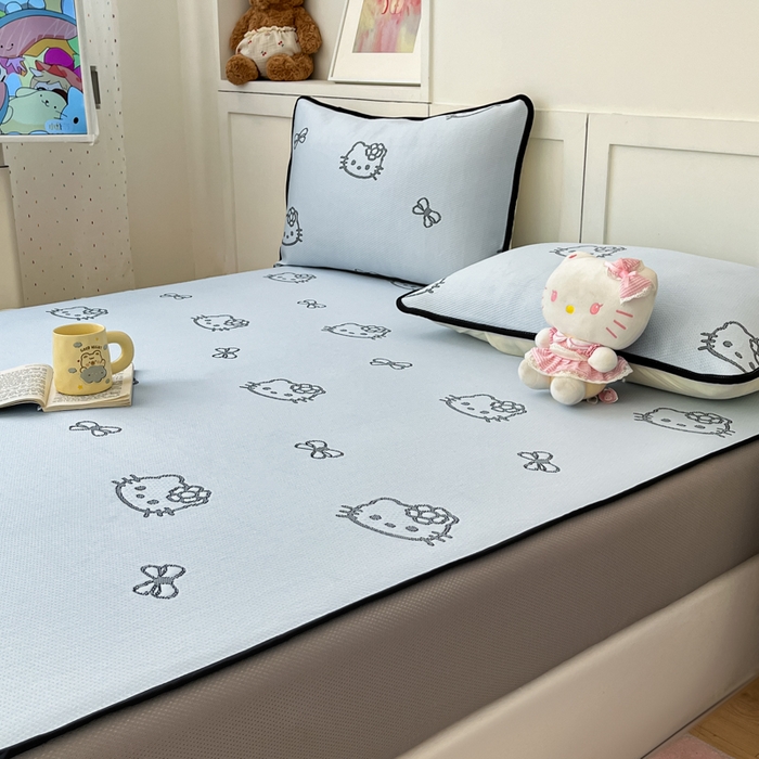 91家纺网 家纺一手货源 找家纺 金爱家 2025新款A类三丽鸥授权kitty凉感中分子PE果冻席玛卡龙撞色空调软席凉席 PE果冻席-Kitty蓝黑