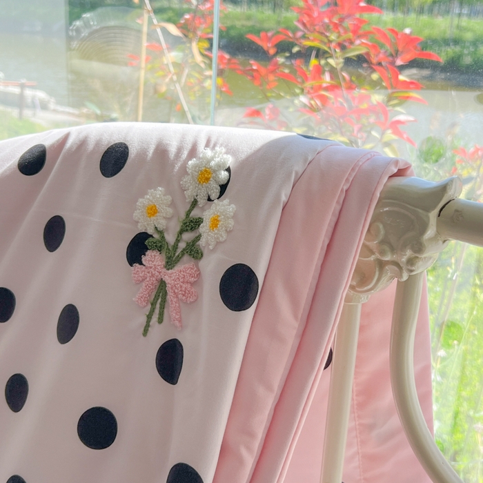 91家纺网 家纺一手货源 找家纺 （总）子钦2025新款云朵棉毛巾绣床裙款夏被四件套单夏被