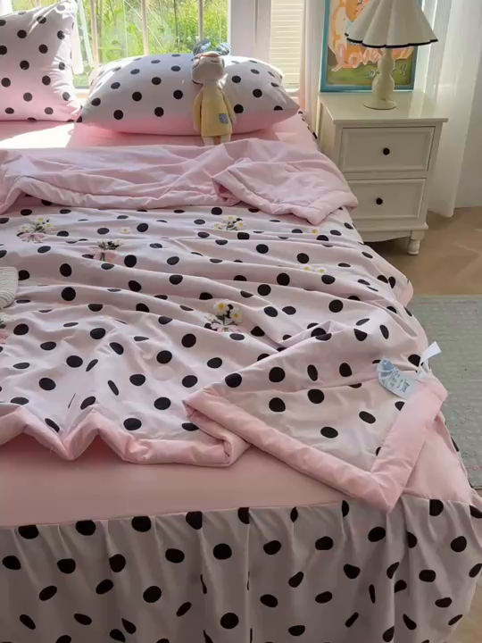 91家纺网 家纺一手货源 找家纺 （总）子钦2025新款云朵棉毛巾绣床裙款夏被四件套单夏被