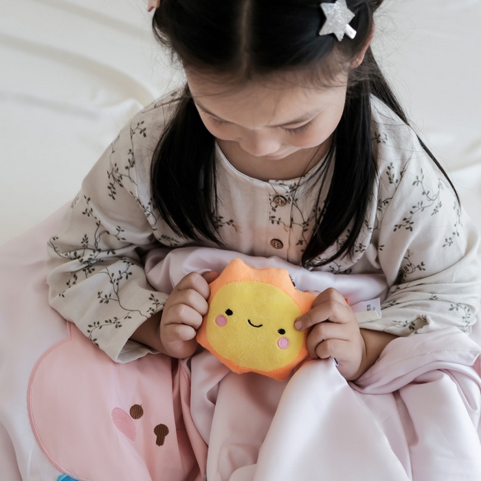 91家纺网 家纺一手货源 找家纺 喜多兔儿童家纺 2025新款小惊喜儿童蚕丝蛋白天丝抗菌夏凉被 粉色围裙小兔宝