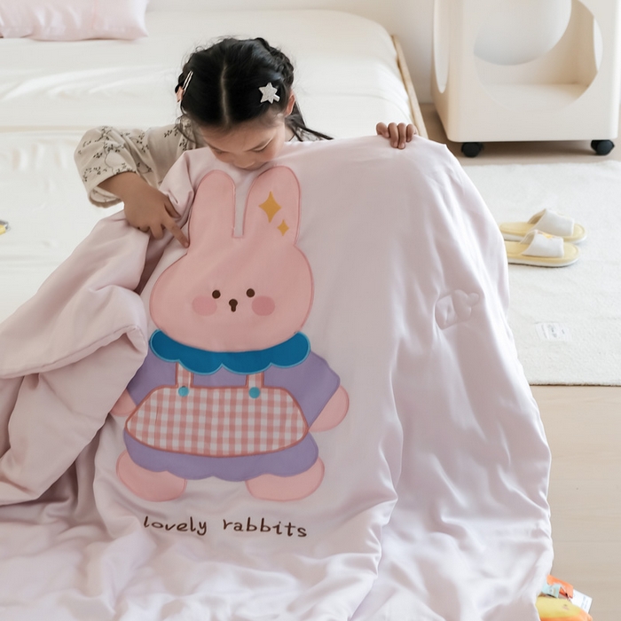 91家纺网 家纺一手货源 找家纺 喜多兔儿童家纺 2025新款小惊喜儿童蚕丝蛋白天丝抗菌夏凉被 粉色围裙小兔宝