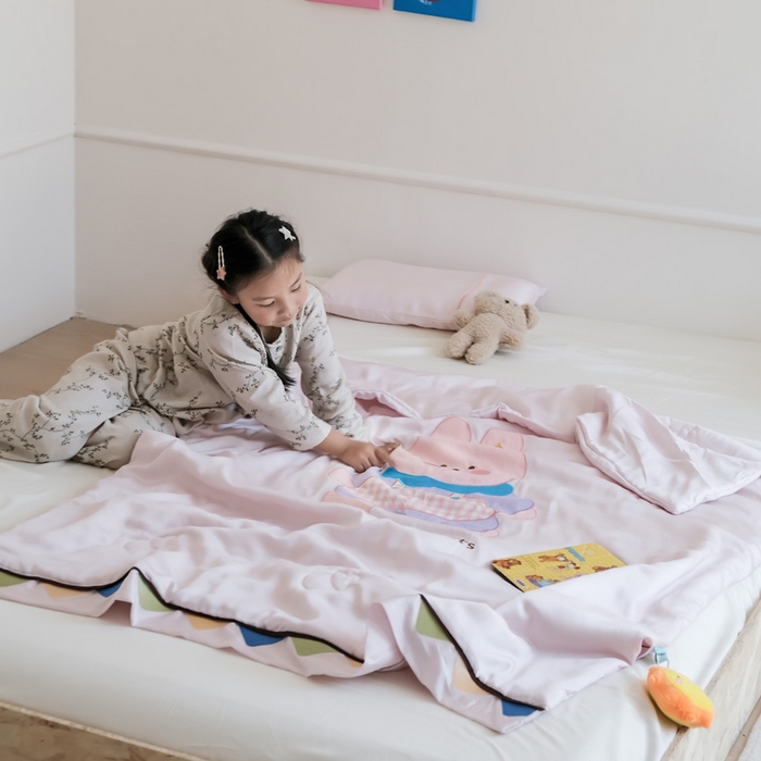 91家纺网 家纺一手货源 找家纺 喜多兔儿童家纺 2025新款小惊喜儿童蚕丝蛋白天丝抗菌夏凉被 粉色围裙小兔宝