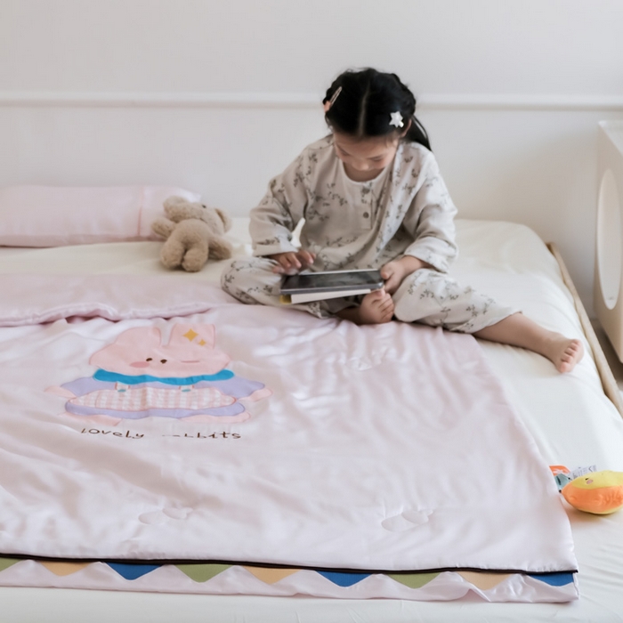 91家纺网 家纺一手货源 找家纺 喜多兔儿童家纺 2025新款小惊喜儿童蚕丝蛋白天丝抗菌夏凉被 粉色围裙小兔宝