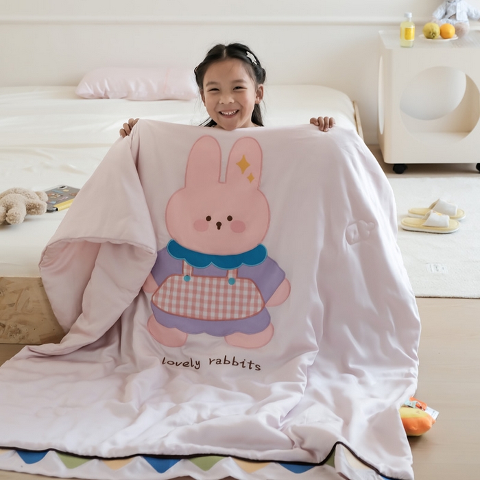 91家纺网 家纺一手货源 找家纺 喜多兔儿童家纺 2025新款小惊喜儿童蚕丝蛋白天丝抗菌夏凉被 粉色围裙小兔宝