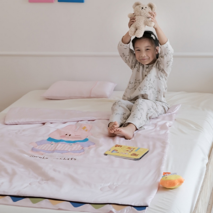 91家纺网 家纺一手货源 找家纺 喜多兔儿童家纺 2025新款小惊喜儿童蚕丝蛋白天丝抗菌夏凉被 粉色围裙小兔宝