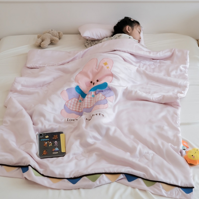 91家纺网 家纺一手货源 找家纺 喜多兔儿童家纺 2025新款小惊喜儿童蚕丝蛋白天丝抗菌夏凉被 粉色围裙小兔宝