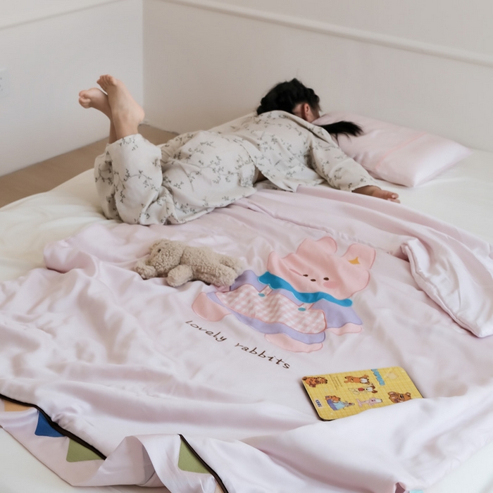 91家纺网 家纺一手货源 找家纺 喜多兔儿童家纺 2025新款小惊喜儿童蚕丝蛋白天丝抗菌夏凉被 粉色围裙小兔宝