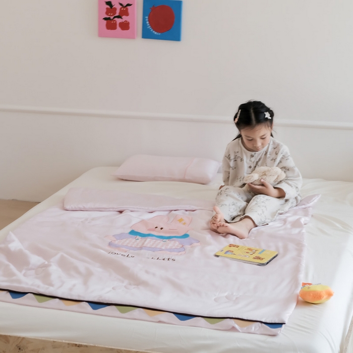 91家纺网 家纺一手货源 找家纺 喜多兔儿童家纺 2025新款小惊喜儿童蚕丝蛋白天丝抗菌夏凉被 粉色围裙小兔宝