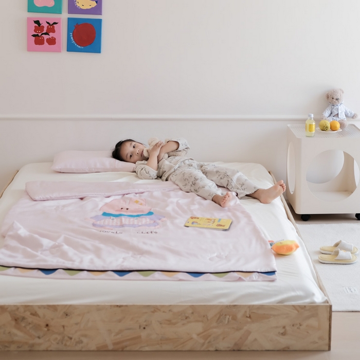 91家纺网 家纺一手货源 找家纺 喜多兔儿童家纺 2025新款小惊喜儿童蚕丝蛋白天丝抗菌夏凉被 粉色围裙小兔宝