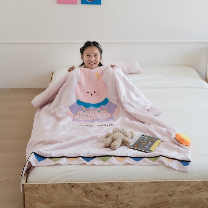 91家纺网 家纺一手货源 找家纺 喜多兔儿童家纺 2025新款小惊喜儿童蚕丝蛋白天丝抗菌夏凉被 粉色围裙小兔宝