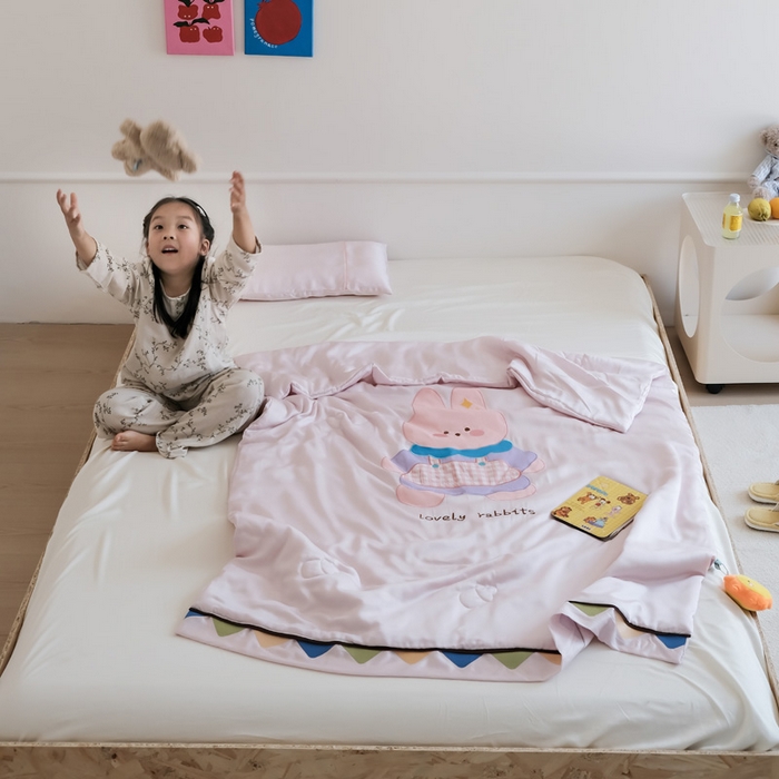 91家纺网 家纺一手货源 找家纺 喜多兔儿童家纺 2025新款小惊喜儿童蚕丝蛋白天丝抗菌夏凉被 粉色围裙小兔宝