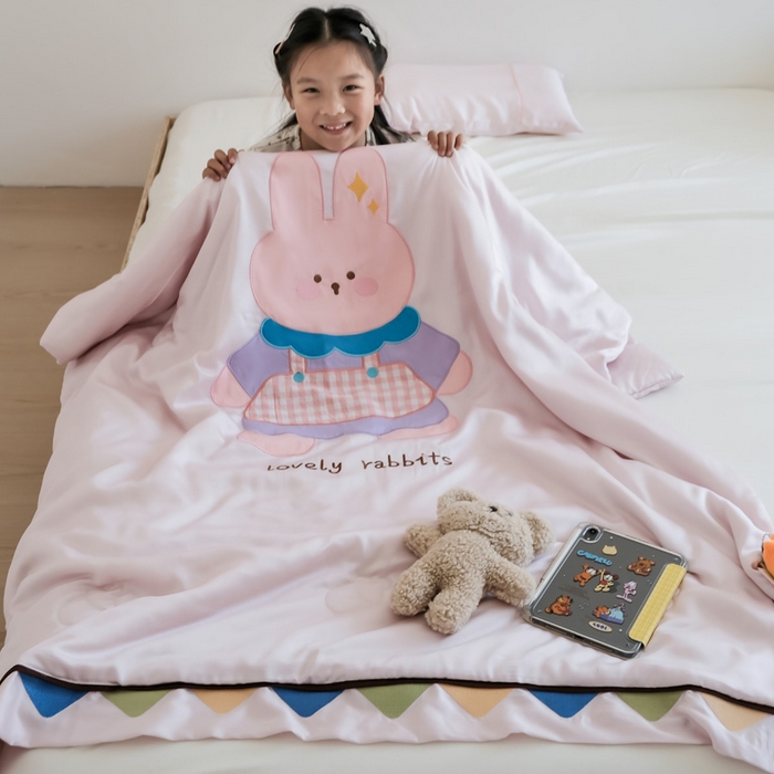 91家纺网 家纺一手货源 找家纺 喜多兔儿童家纺 2025新款小惊喜儿童蚕丝蛋白天丝抗菌夏凉被 粉色围裙小兔宝