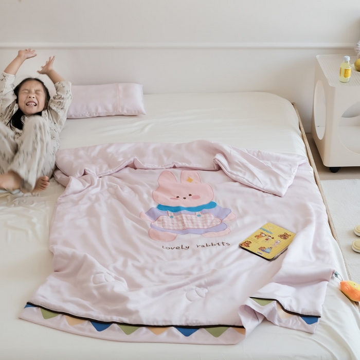 91家纺网 家纺一手货源 找家纺 喜多兔儿童家纺 2025新款小惊喜儿童蚕丝蛋白天丝抗菌夏凉被 粉色围裙小兔宝