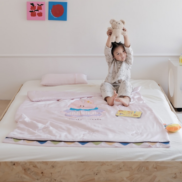 91家纺网 家纺一手货源 找家纺 喜多兔儿童家纺 2025新款小惊喜儿童蚕丝蛋白天丝抗菌夏凉被 粉色围裙小兔宝