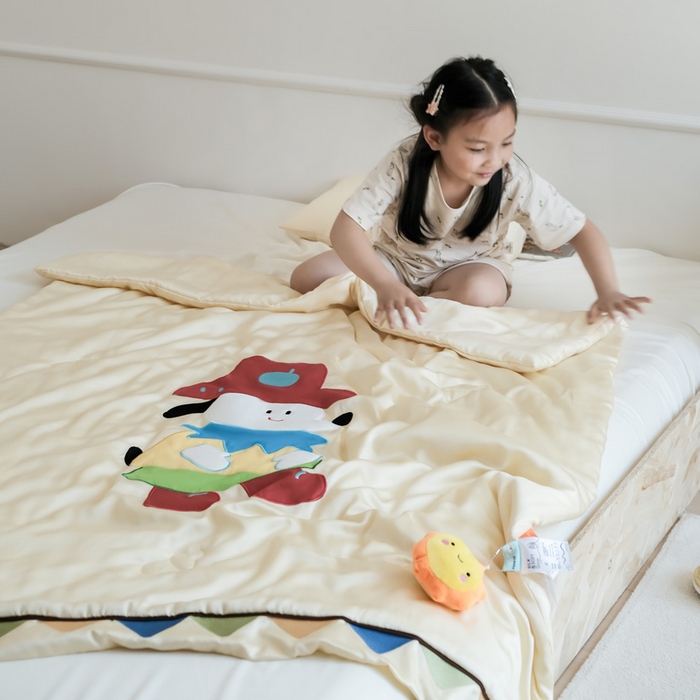 91家纺网 家纺一手货源 找家纺 喜多兔儿童家纺 2025新款小惊喜儿童蚕丝蛋白天丝抗菌夏凉被 黄色多彩小狗