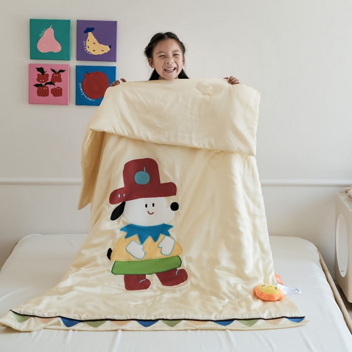 91家纺网 家纺一手货源 找家纺 喜多兔儿童家纺 2025新款小惊喜儿童蚕丝蛋白天丝抗菌夏凉被 黄色多彩小狗