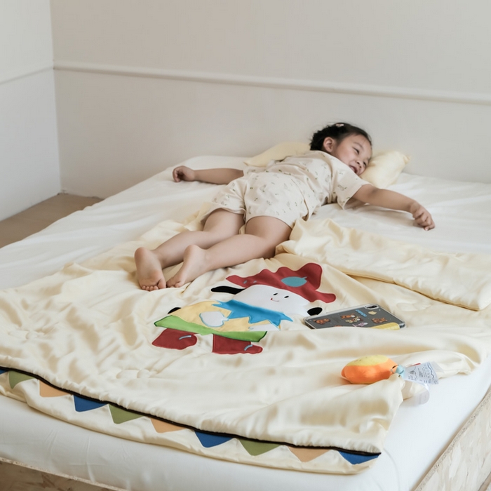 91家纺网 家纺一手货源 找家纺 喜多兔儿童家纺 2025新款小惊喜儿童蚕丝蛋白天丝抗菌夏凉被 黄色多彩小狗