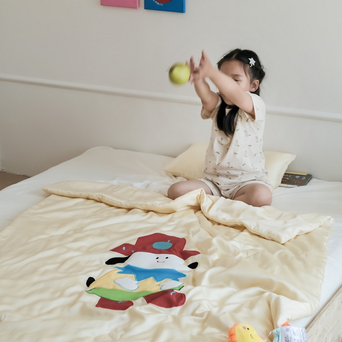 91家纺网 家纺一手货源 找家纺 喜多兔儿童家纺 2025新款小惊喜儿童蚕丝蛋白天丝抗菌夏凉被 黄色多彩小狗