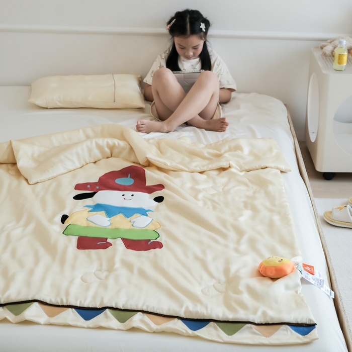 91家纺网 家纺一手货源 找家纺 喜多兔儿童家纺 2025新款小惊喜儿童蚕丝蛋白天丝抗菌夏凉被 黄色多彩小狗