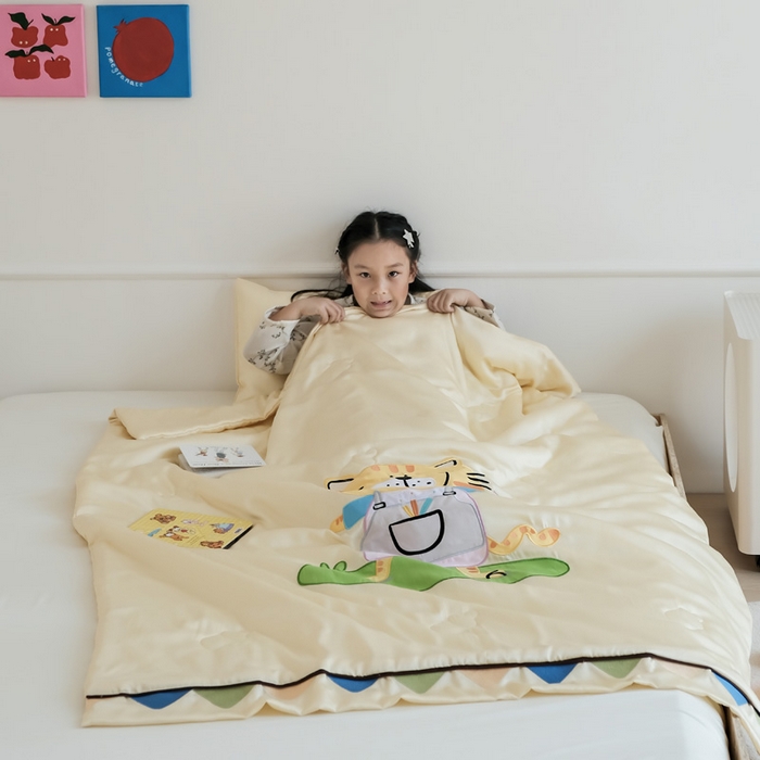 91家纺网 家纺一手货源 找家纺 喜多兔儿童家纺 2025新款小惊喜儿童蚕丝蛋白天丝抗菌夏凉被 黄色画画小猫
