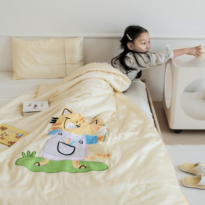 91家纺网 家纺一手货源 找家纺 喜多兔儿童家纺 2025新款小惊喜儿童蚕丝蛋白天丝抗菌夏凉被 黄色画画小猫