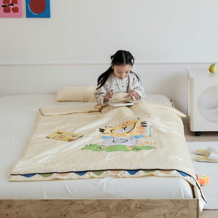 91家纺网 家纺一手货源 找家纺 喜多兔儿童家纺 2025新款小惊喜儿童蚕丝蛋白天丝抗菌夏凉被 黄色画画小猫