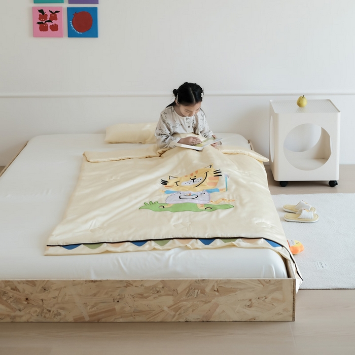 91家纺网 家纺一手货源 找家纺 喜多兔儿童家纺 2025新款小惊喜儿童蚕丝蛋白天丝抗菌夏凉被 黄色画画小猫