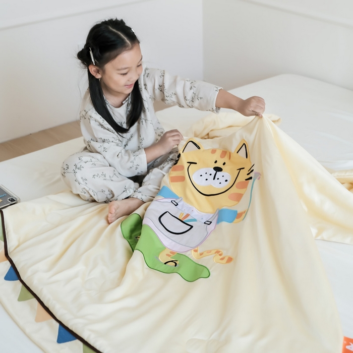 91家纺网 家纺一手货源 找家纺 喜多兔儿童家纺 2025新款小惊喜儿童蚕丝蛋白天丝抗菌夏凉被 黄色画画小猫
