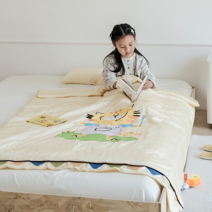 91家纺网 家纺一手货源 找家纺 喜多兔儿童家纺 2025新款小惊喜儿童蚕丝蛋白天丝抗菌夏凉被 黄色画画小猫