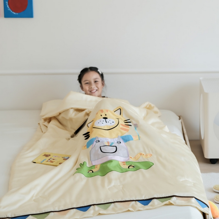 91家纺网 家纺一手货源 找家纺 喜多兔儿童家纺 2025新款小惊喜儿童蚕丝蛋白天丝抗菌夏凉被 黄色画画小猫